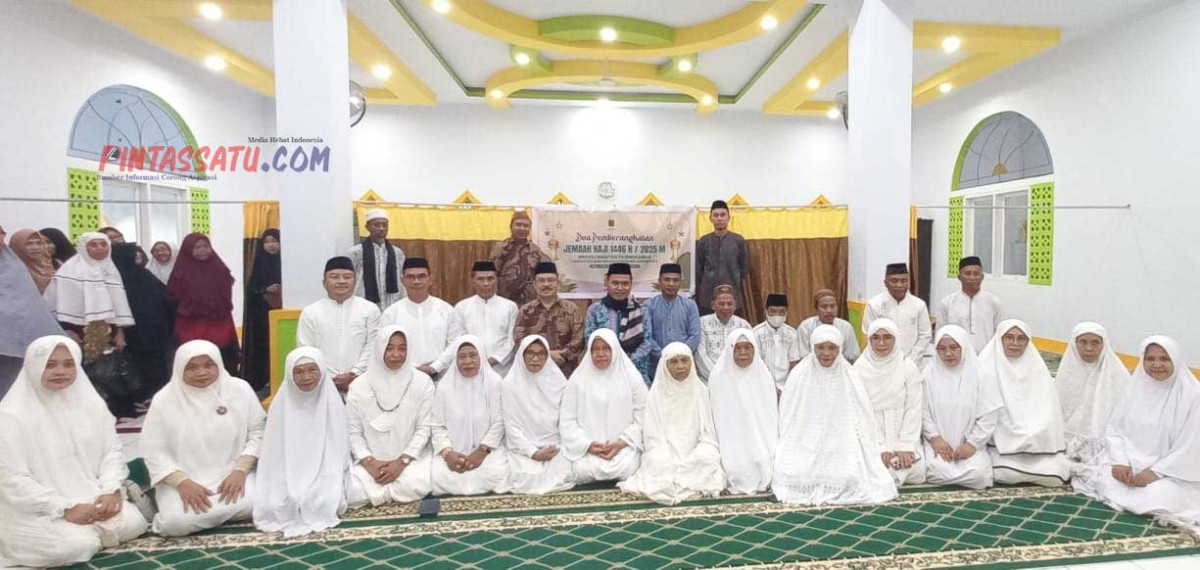 Camat Imran Gaib Lepas 25 Jamaah Calon Haji Asal Tilongkabila