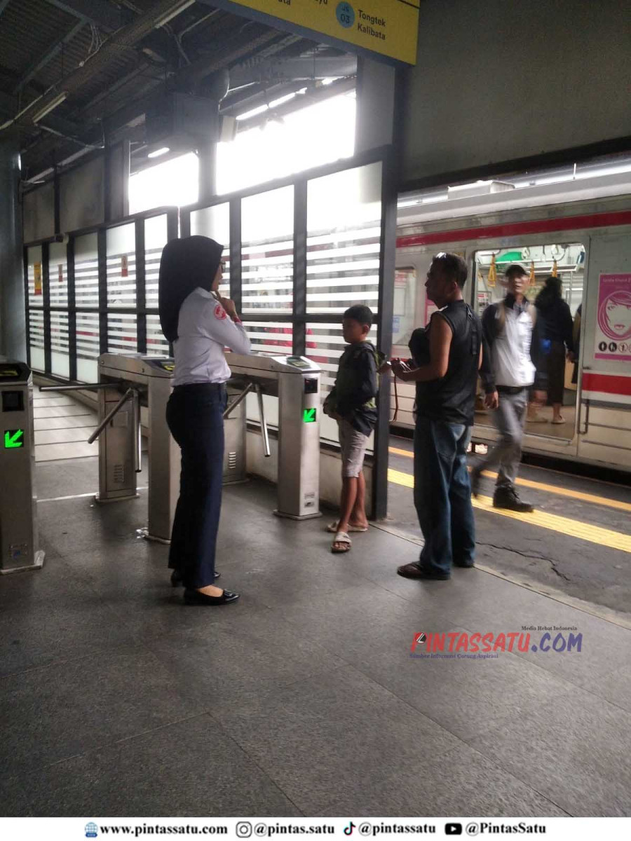 Harus Berurusan dengan Petugas Seorang Ayah dan Anaknya Tidak Membayar