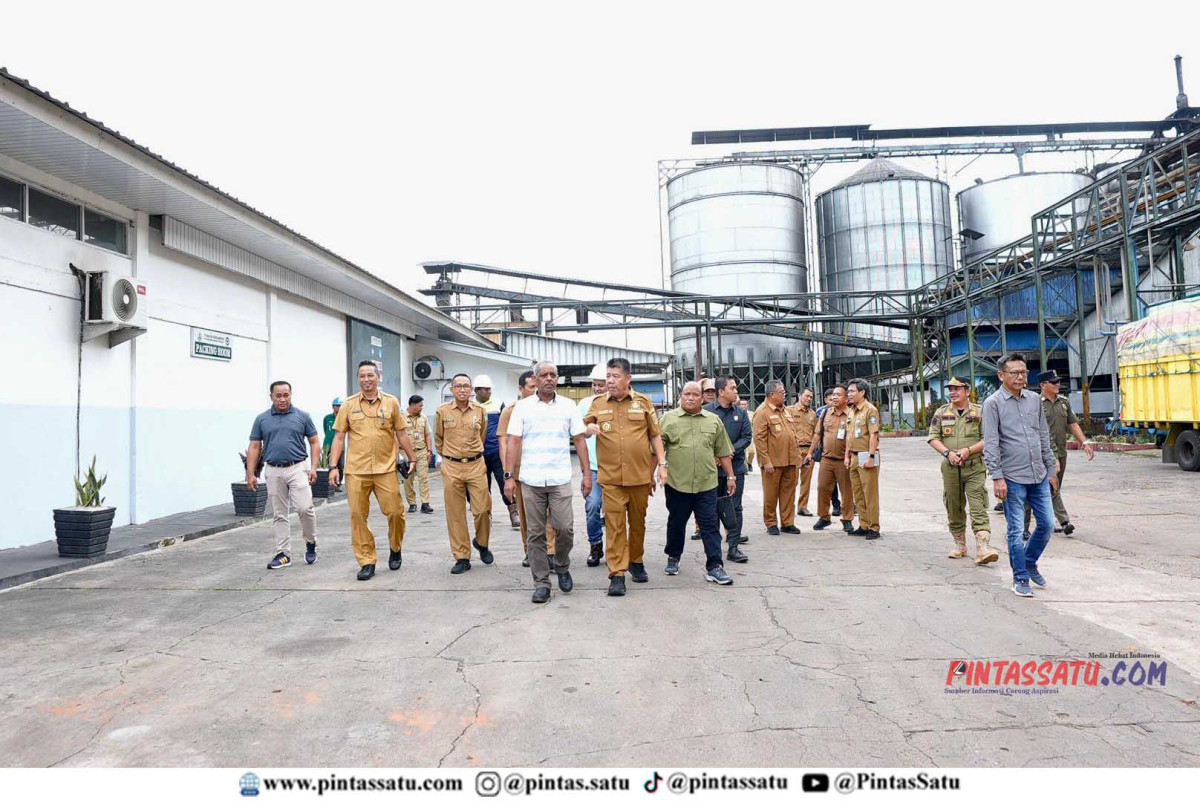 Pastikan Distribusi dan Harga Stabil, Gubernur Hidayat Arsani Tinjau…_page3_image23