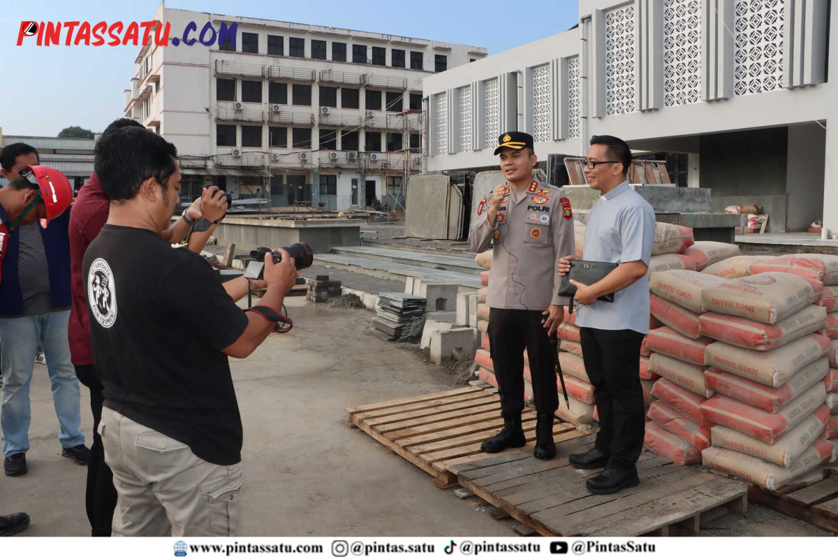 Sambut HUT Bhayangkara ke 79, Polres Metro Bekasi Bantu 100 Sak Semen…_page5_image2