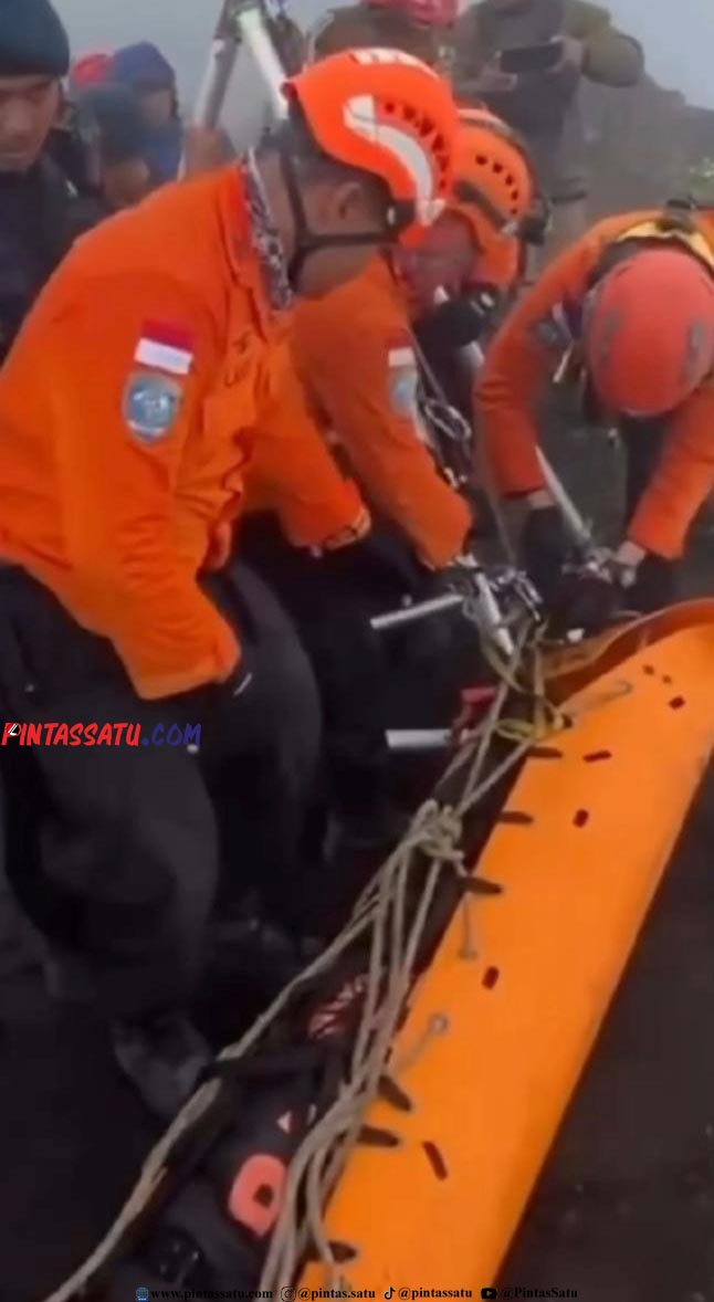 Jenazah Juliana DSPM Pendaki WN Brasil Berhasil Dievakuasi Dari Jurang…_page5_image3