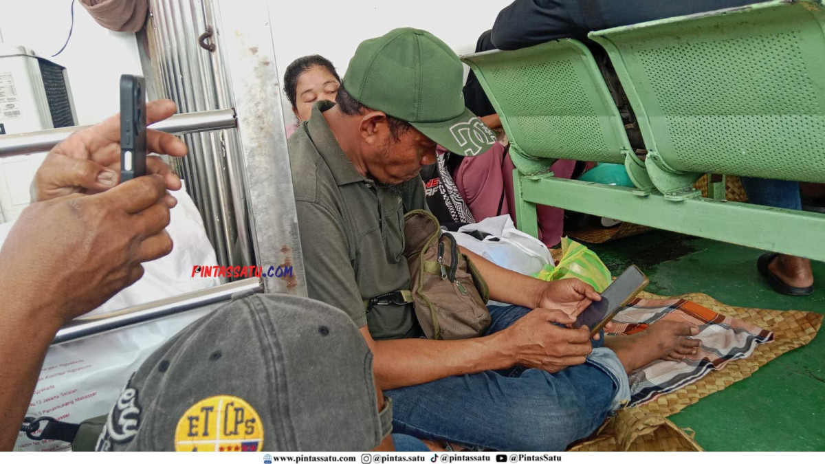 Penumpang KM Permata Nusantara Trayek Kolaka - Bajoe Dibebani Sewa…_page5_image1
