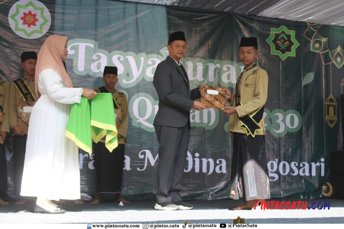 Tradisi Melampaui Ekspetasi - Dua Siswi SMK Graha Madina Singosari…_page3_image2