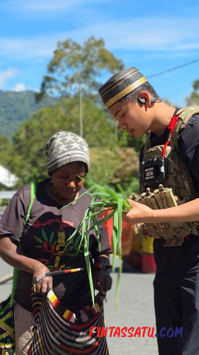 Satgas Operasi Damai Cartenz Rebut Hari Masyarakat Papua Dengan Sambangi…_page4_image1