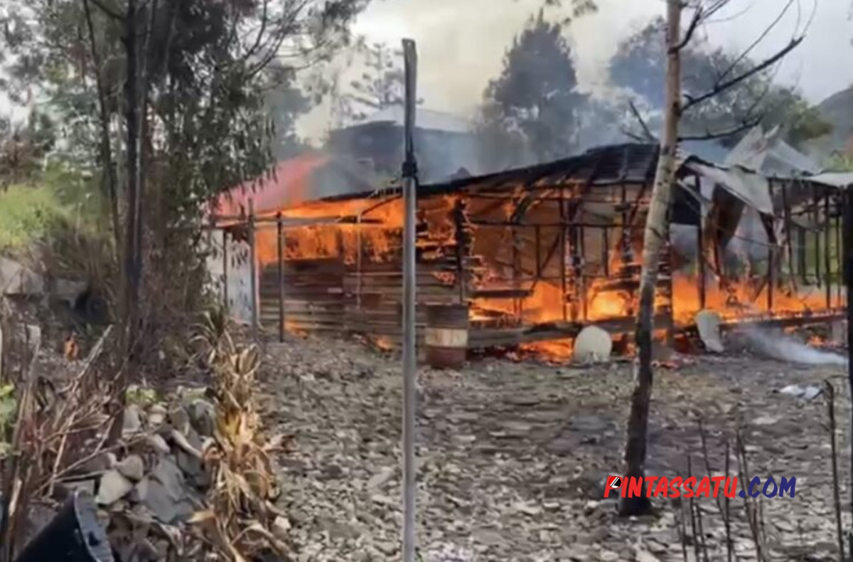 kkb bakar rumah bupati